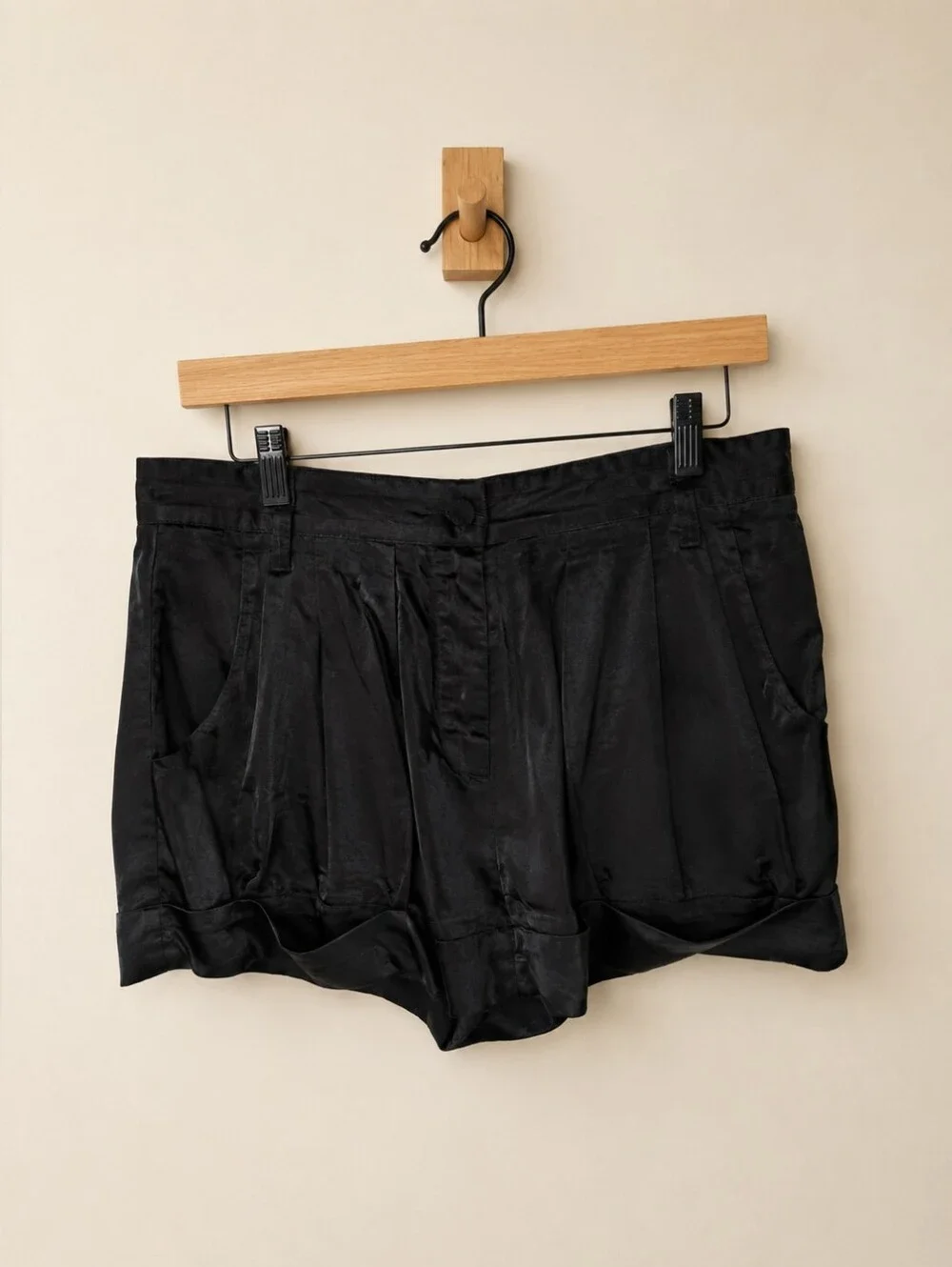 Elizabeth and James Black Pleated Cuffed Satin Shorts Women's Size S - Picture 1 of 14